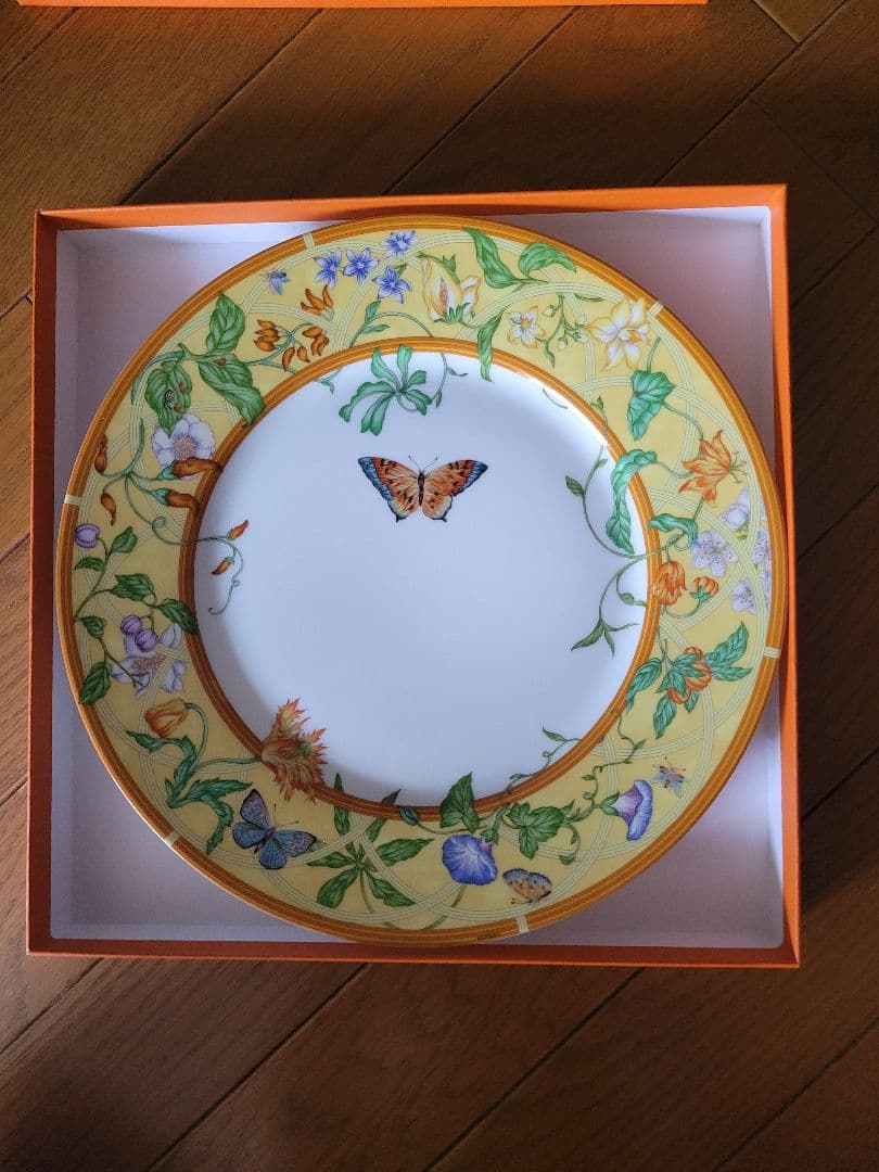 HERMES 花と蝶のラウンドプレート