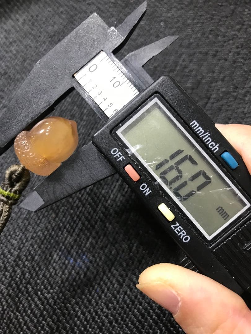 ゴビ石−1330 ゴビ瑪瑙　彫刻　『どんぐり』