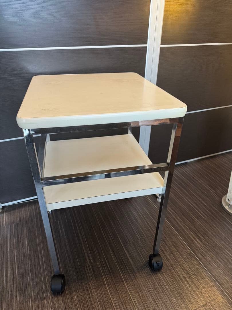 業務用エステ機器、ホワイトスチールラック 2段式 キャスター付き