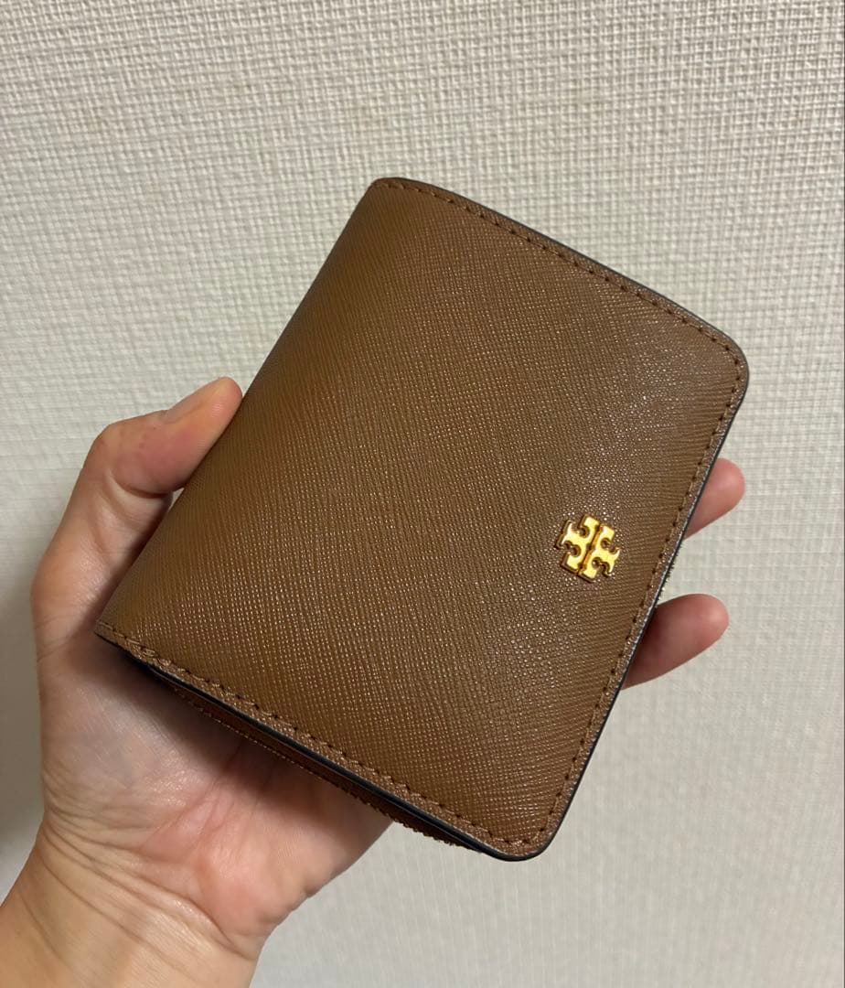 新品　トリバーチ　二つ折り財布　ラウンドファスナー　ブラウン