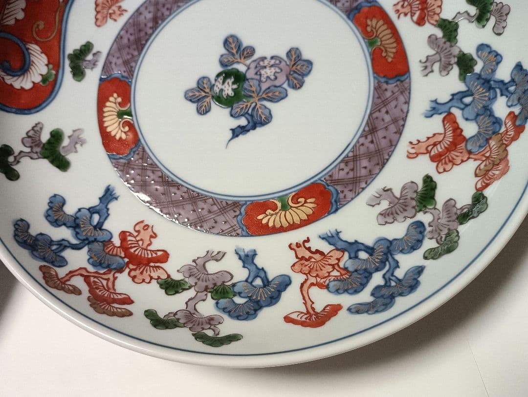 ①源右衛門窯 染錦 古伊万里風松絵 皿 2枚組