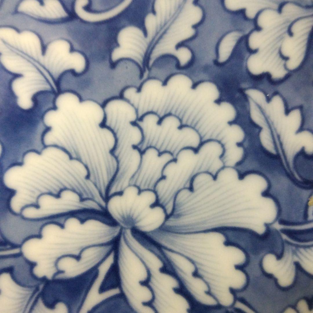 たちまるの青い花柄の陶磁器大皿