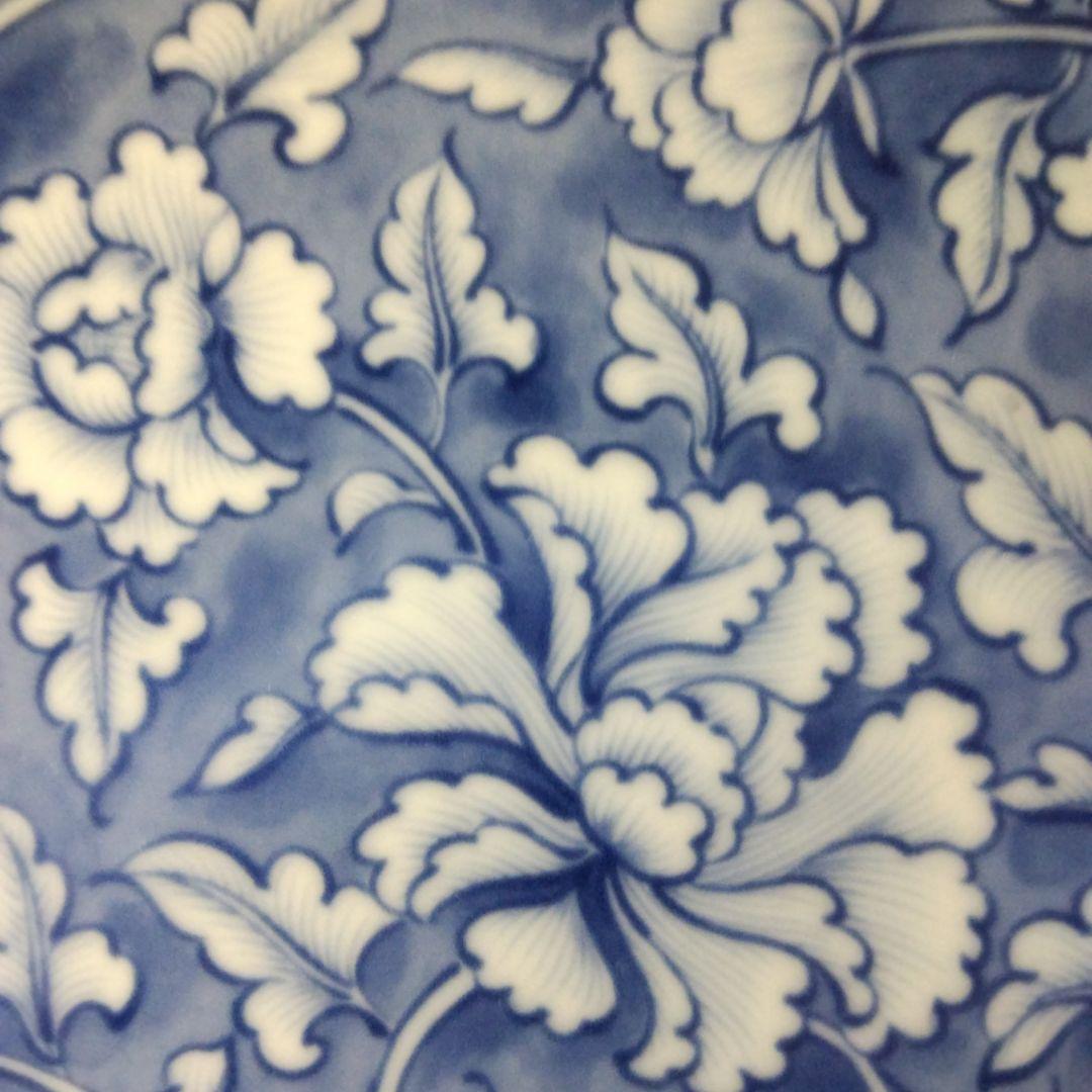 たちまるの青い花柄の陶磁器大皿