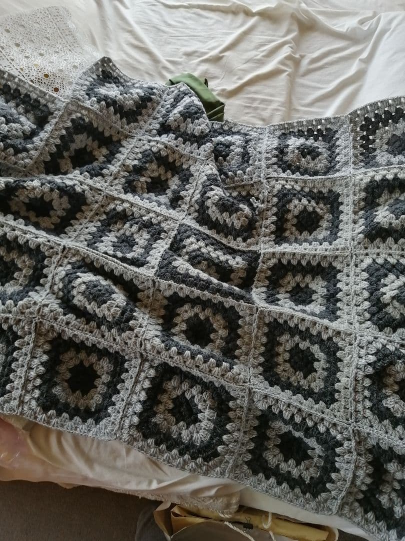 ハンドメイド グレーと黒のストール