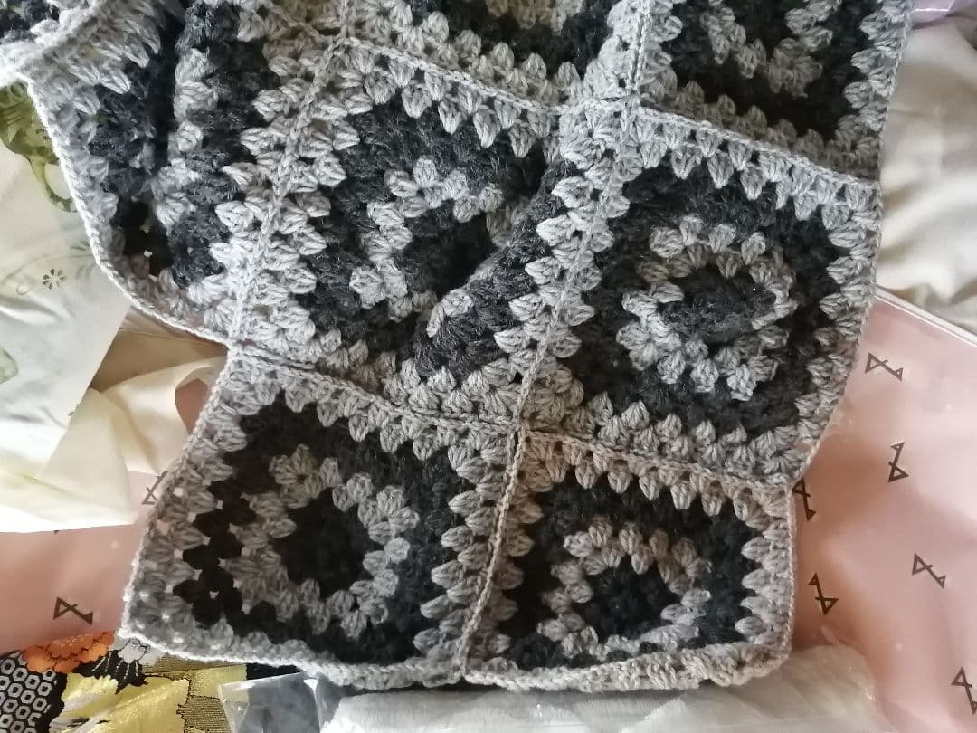 ハンドメイド グレーと黒のストール