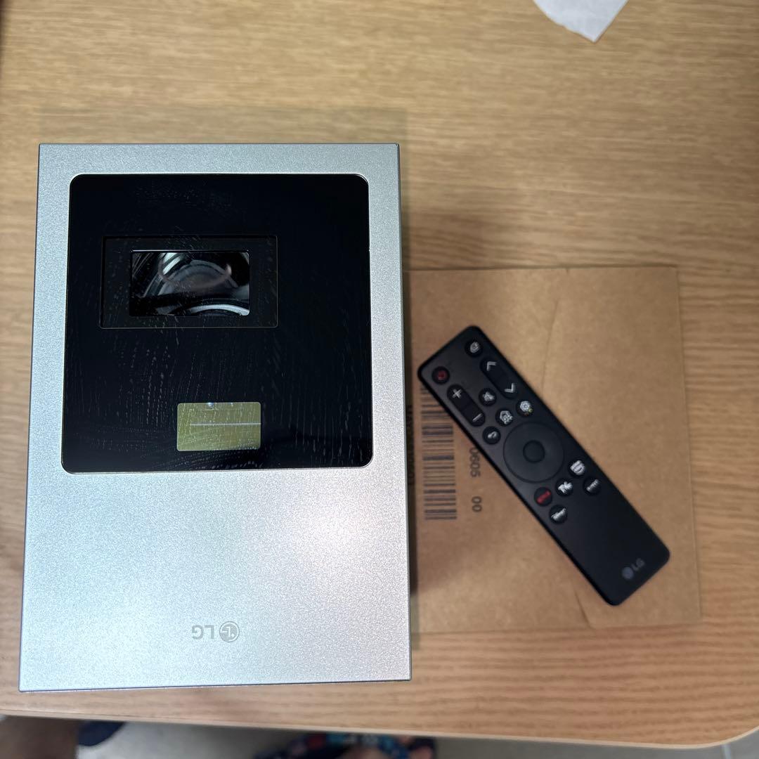 LG CineBeam S プロジェクター 本体　箱無し　側面擦り傷あり