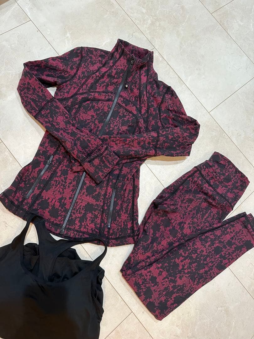 ルルレモン　エンジ　ブラック　上下　セット