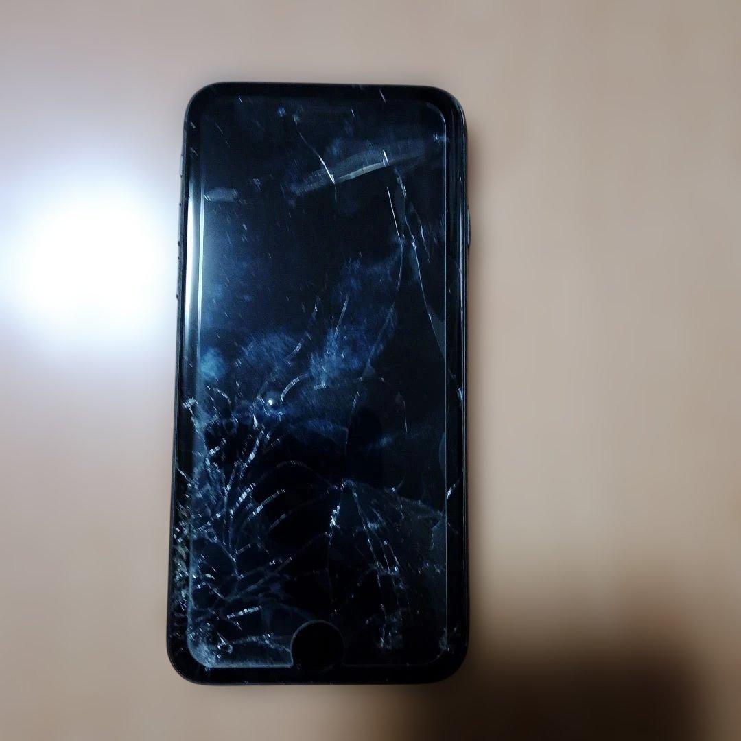 iPhone 8 黒 画面割れ ケース付き