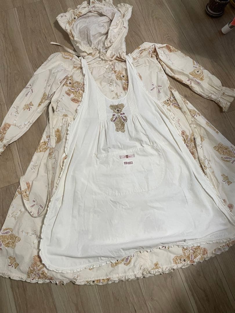 テディベア柄フード付きワンピースとエプロン