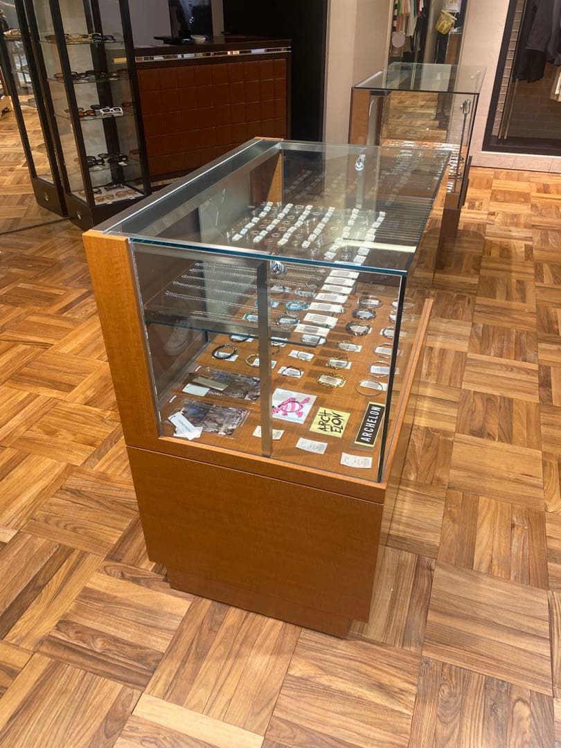 店舗で使用していたガラス什器2個セット