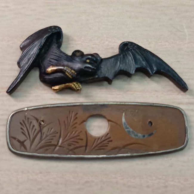 煙草入れ／蝙蝠前金具／すすき野と三日月