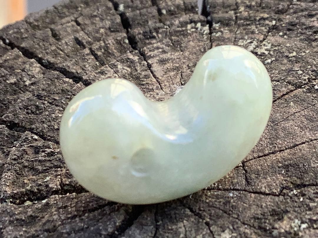 ✳ガラス質のアイスジェイド氷　糸魚川翡翠勾玉　極上高品質‼️ 鑑別書付の希少品を
