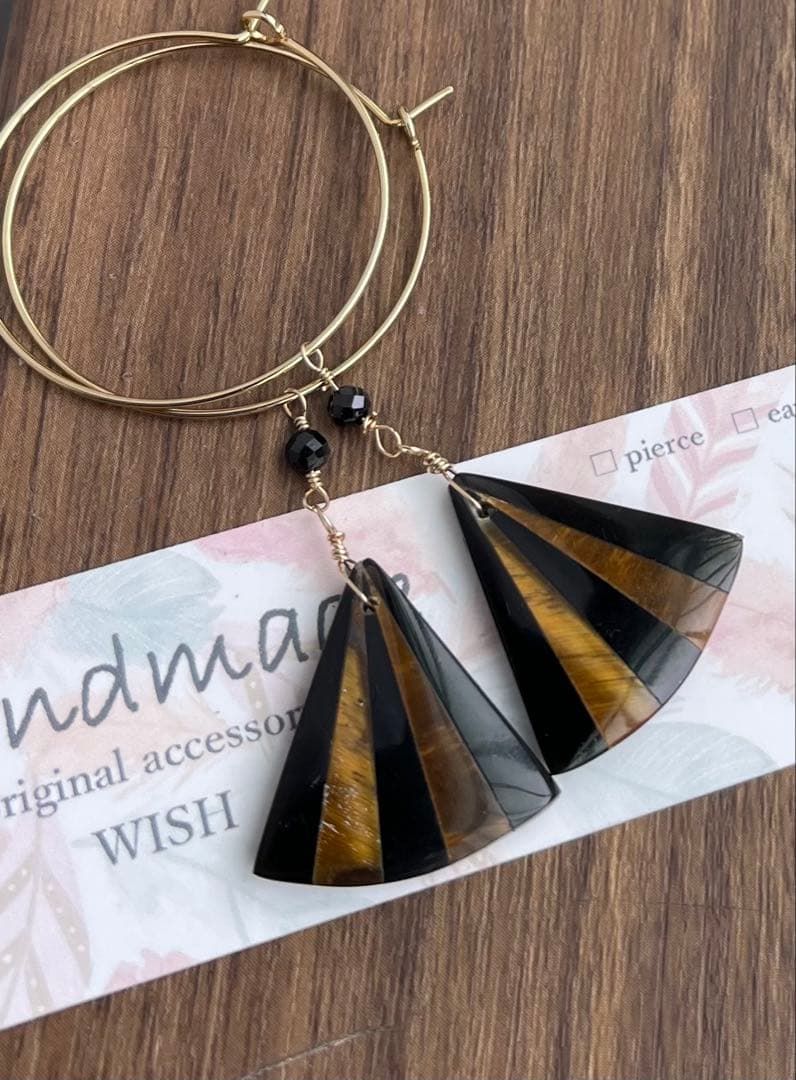 1点物ペア 個性的タイガーアイとオブシディアンの3角ピアスチャーム