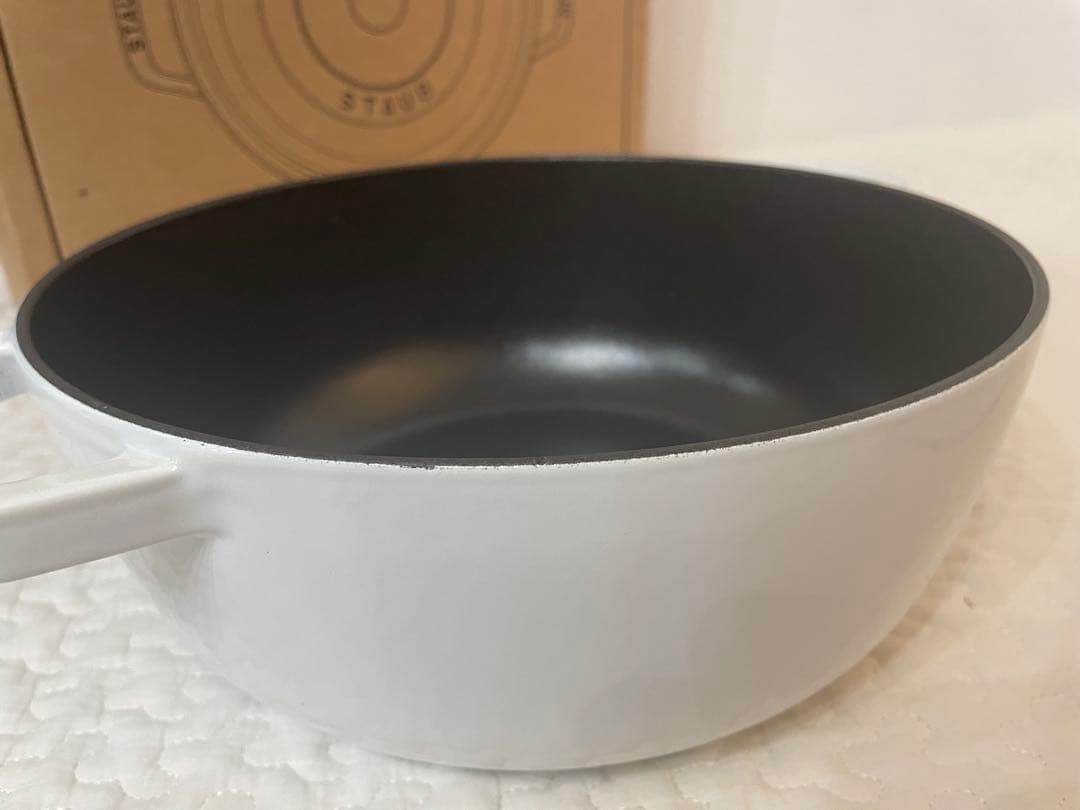 〈新品〉ストウブ　スノークリスタル　ココット　ホワイト