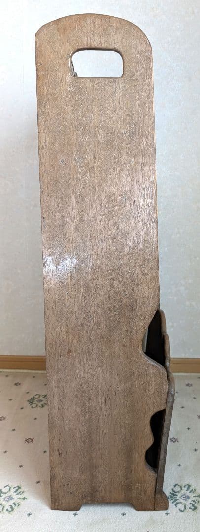 ハンドメイド　木製彫刻入り二段本棚