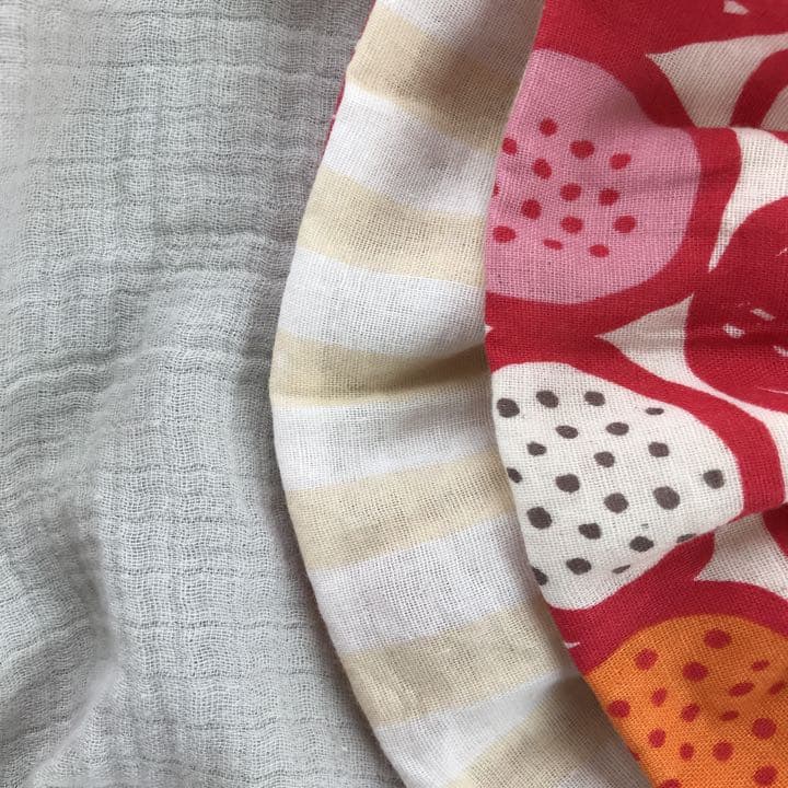 ★レッドドラゴンフルーツ×ミルクストライプ★ ハンドメイド　リバーシブル　スタイ