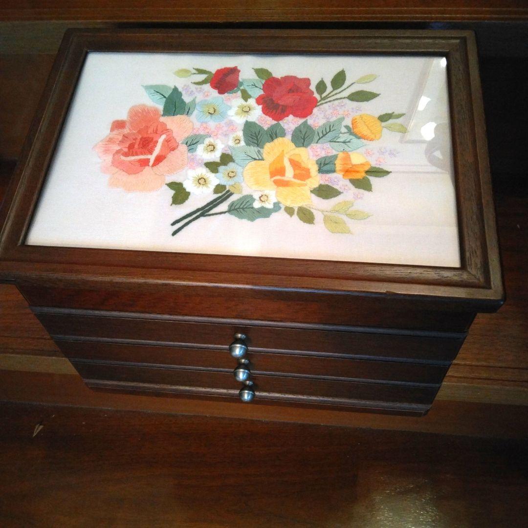 木工芸品・ジュエリーボックス・宝石箱・宝飾品入れ・貴重品入れ・小物入れ・刺繍