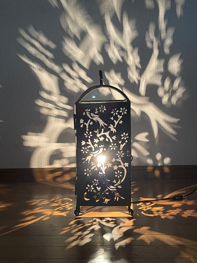 花鳥彫 鉄製の透かし彫り灯が美しい間接照明、置いても吊り下げてもOK