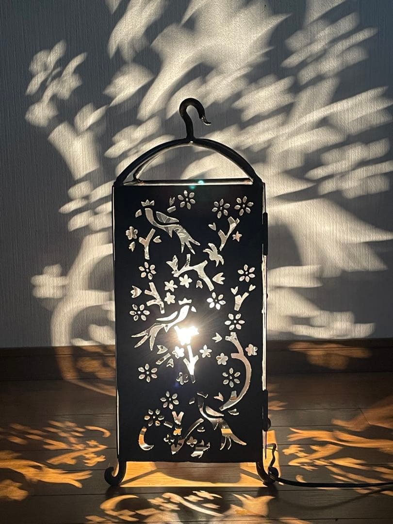 花鳥彫 鉄製の透かし彫り灯が美しい間接照明、置いても吊り下げてもOK