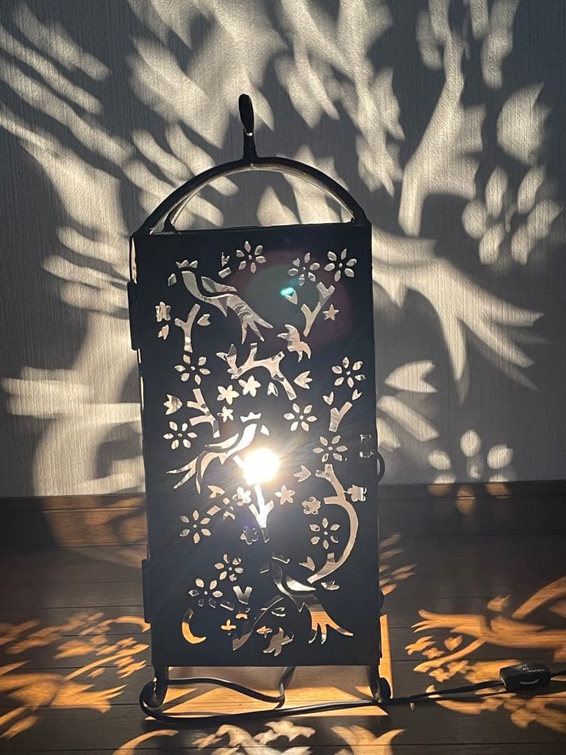 花鳥彫 鉄製の透かし彫り灯が美しい間接照明、置いても吊り下げてもOK