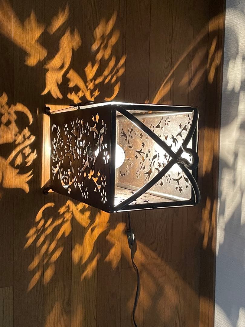 花鳥彫 鉄製の透かし彫り灯が美しい間接照明、置いても吊り下げてもOK