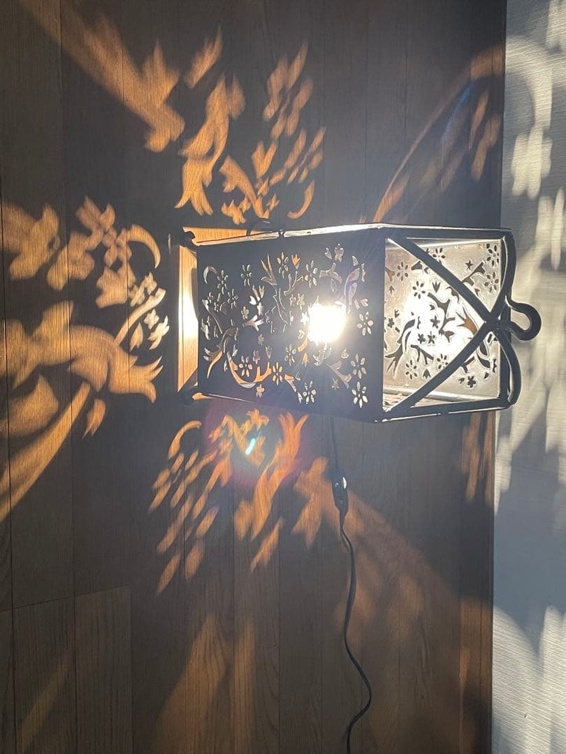 花鳥彫 鉄製の透かし彫り灯が美しい間接照明、置いても吊り下げてもOK