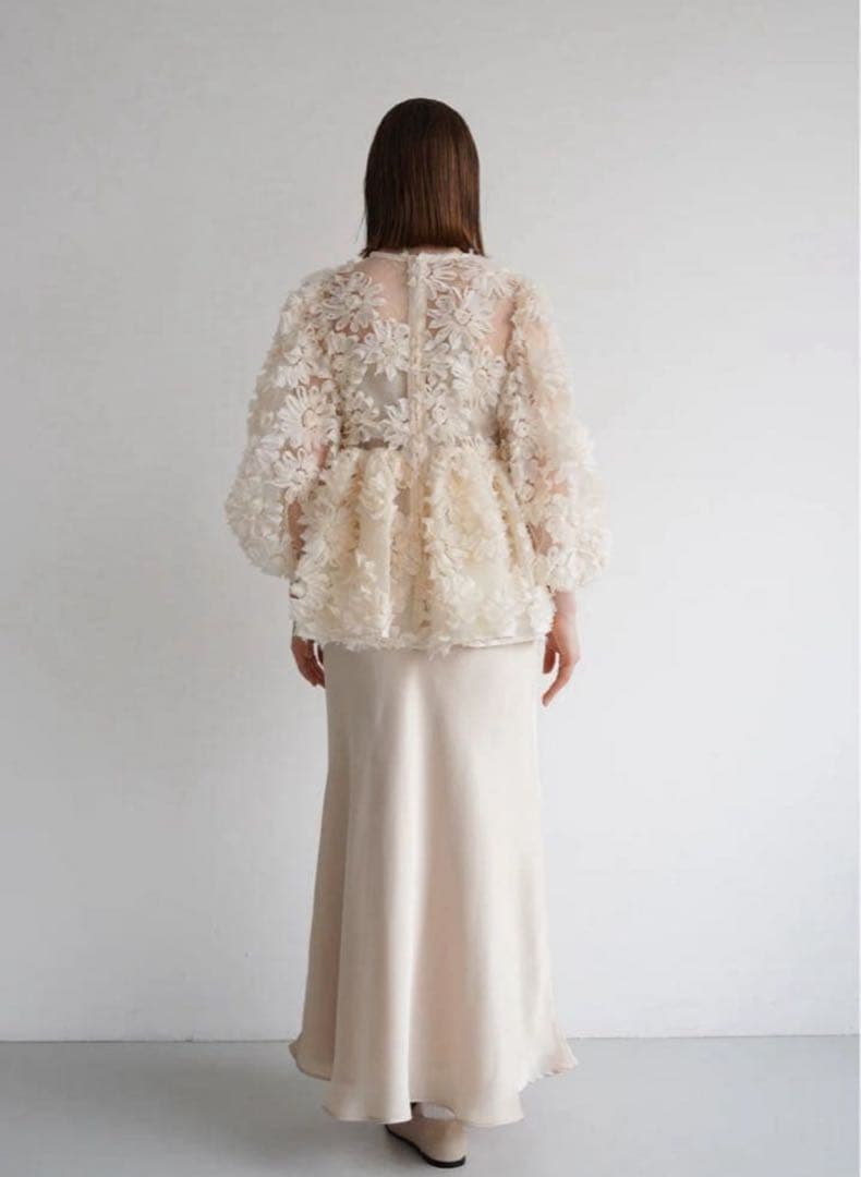 【美品】flower peplum blouse acka ベージュ