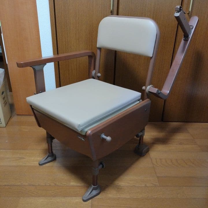 と*ん様 ウチエ 家具調ポータブルトイレ 【美品】【災害対策】