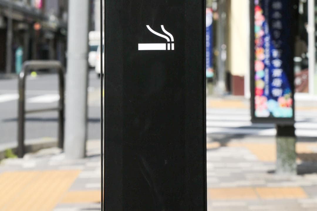 【新品】オシャレ！ スタンド 灰皿 角型 (黒)　名入れ(LOGO)可