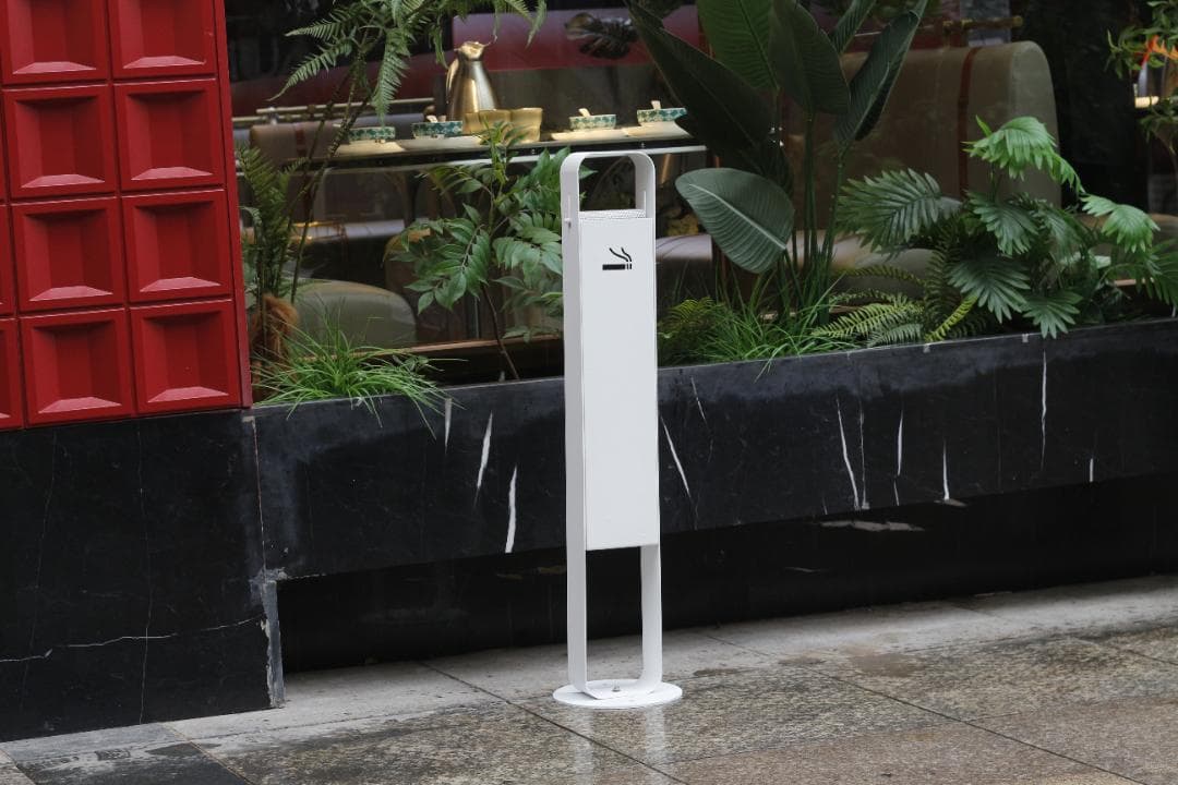 【新品】オシャレ！ スタンド 灰皿 角型 (黒)　名入れ(LOGO)可