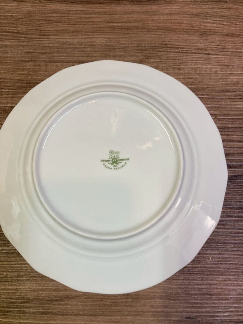 チェコの陶磁器ブランド「ピルケンハマー」の「ローズ アイビー」シリーズのお皿