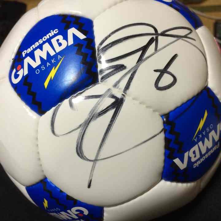サッカー元日本代表稲本潤一サインボール