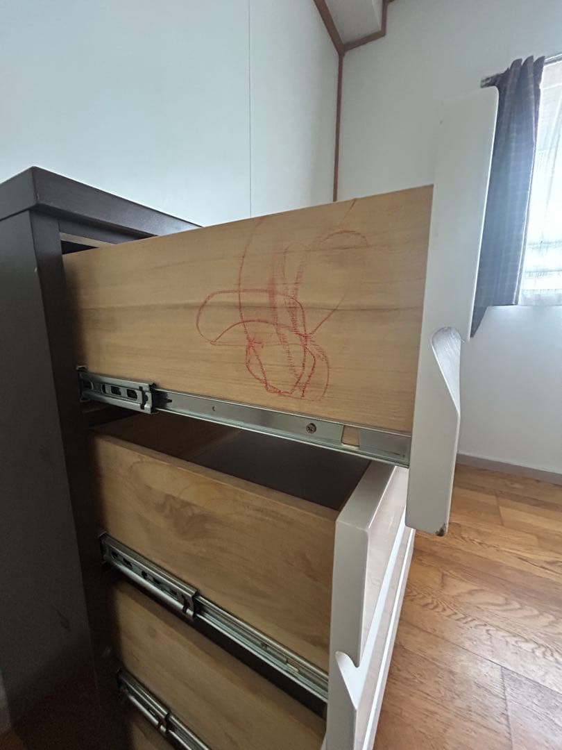 ダークブラウンの木製チェスト完成品