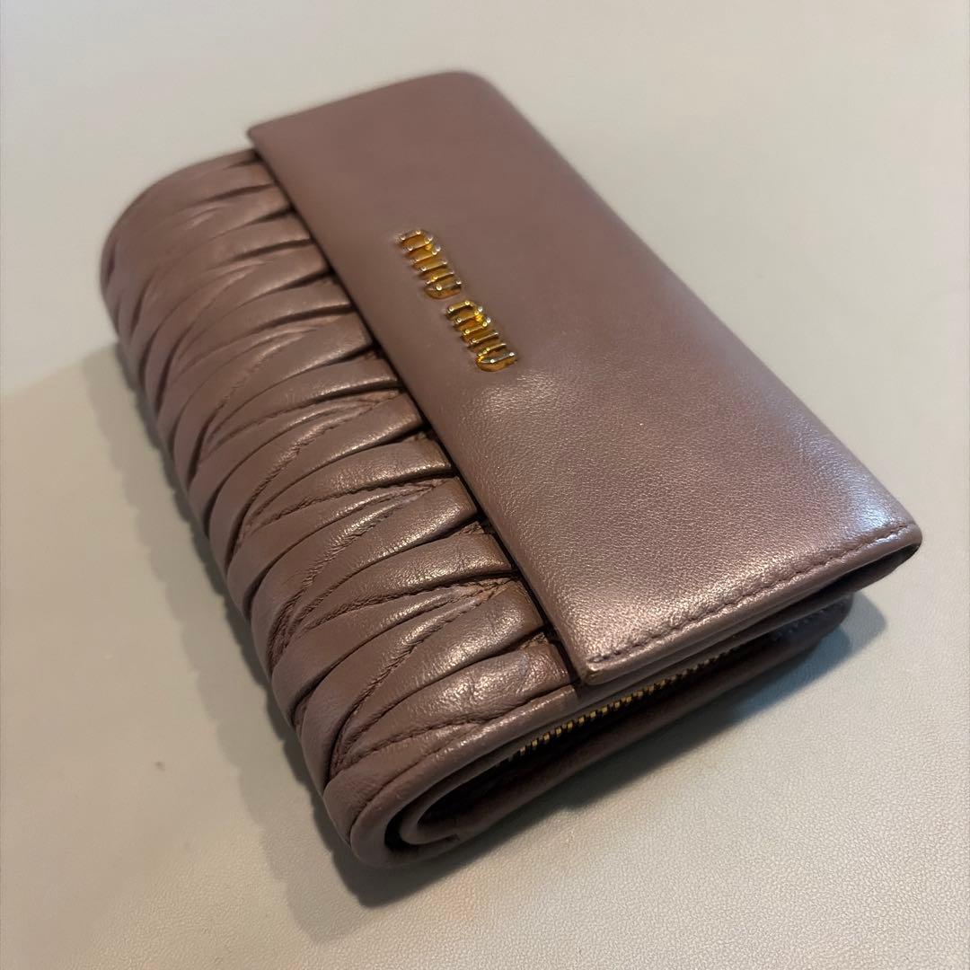 M*u様 オークションミュウミュウ 折り財布 マテラッセ レザー グレージュ