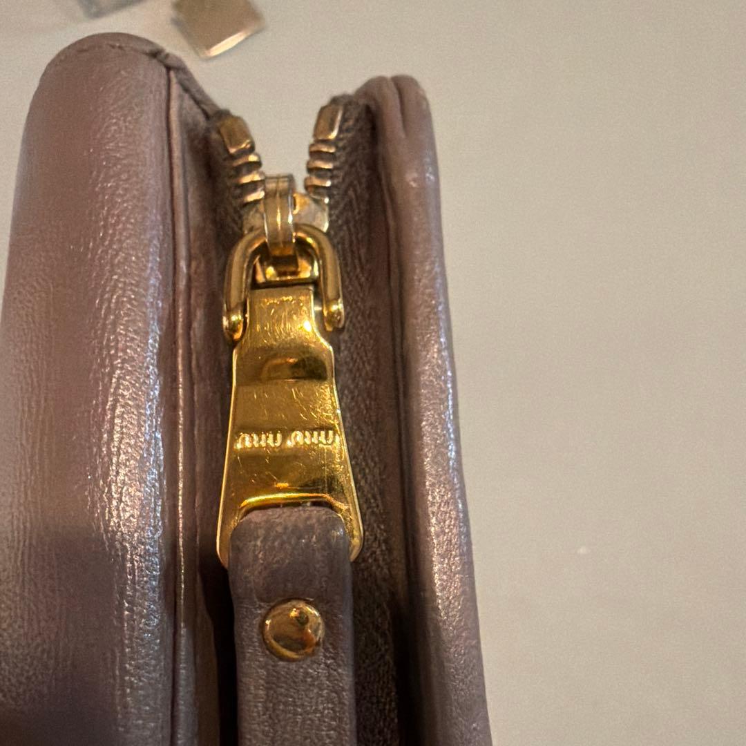 M*u様 オークションミュウミュウ 折り財布 マテラッセ レザー グレージュ
