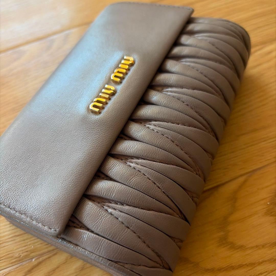M*u様 オークションミュウミュウ 折り財布 マテラッセ レザー グレージュ