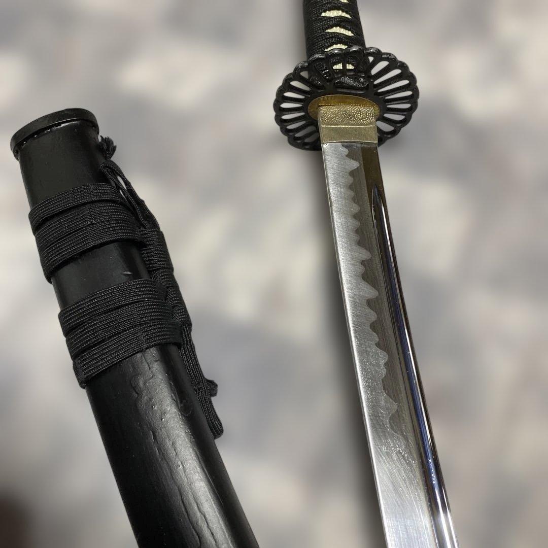 居合刀 黒柄 菊花透し丸鍔 黒木肌鞘