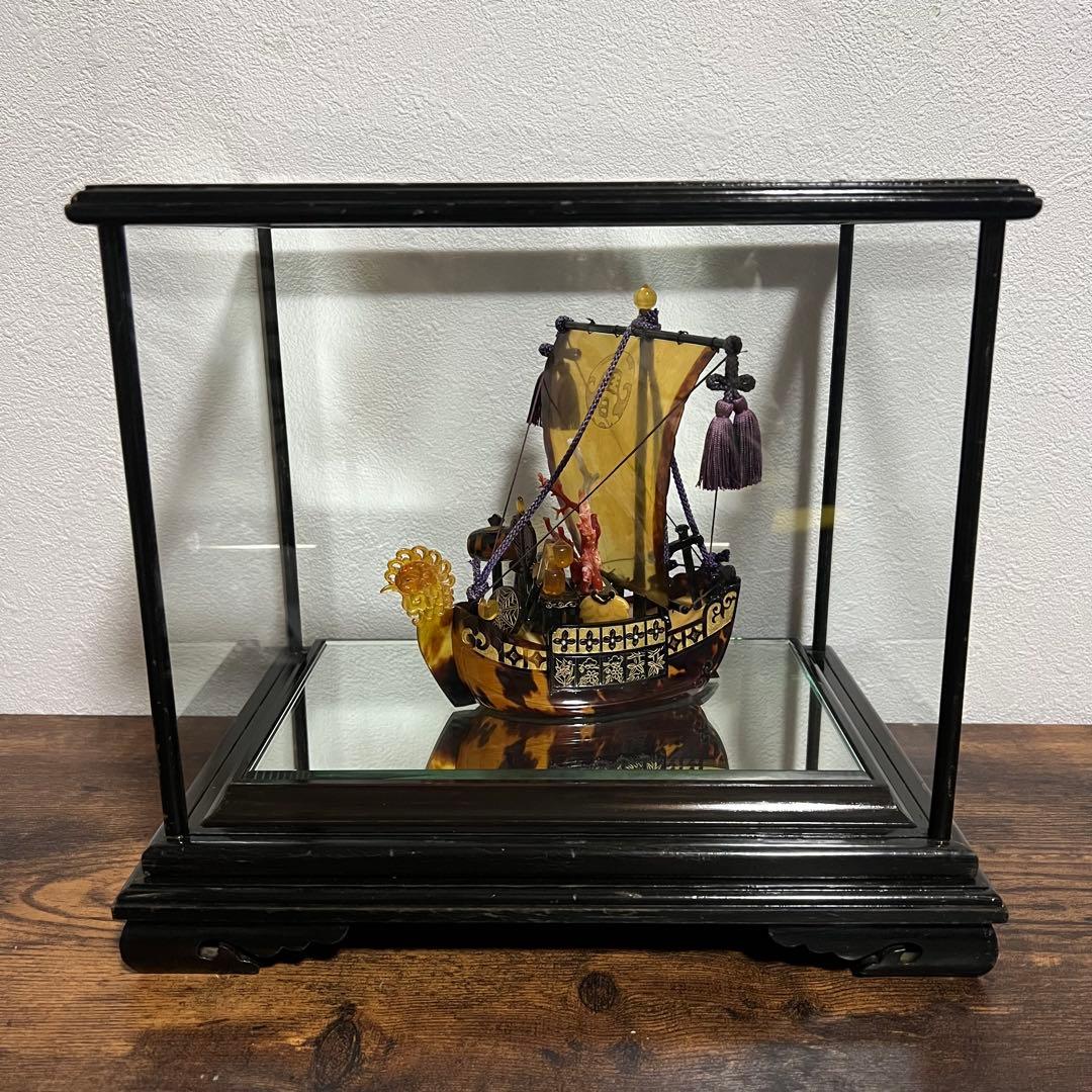 本鼈鳳凰宝船の置物　縁起物　オブジェ　ガラスケース付き