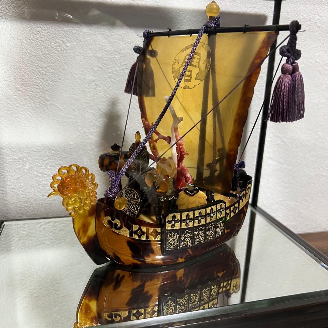 本鼈鳳凰宝船の置物　縁起物　オブジェ　ガラスケース付き