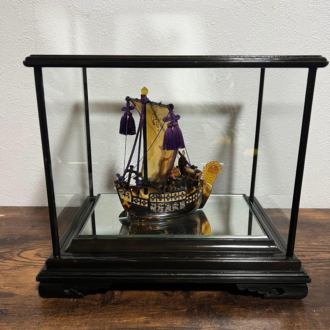 本鼈鳳凰宝船の置物　縁起物　オブジェ　ガラスケース付き