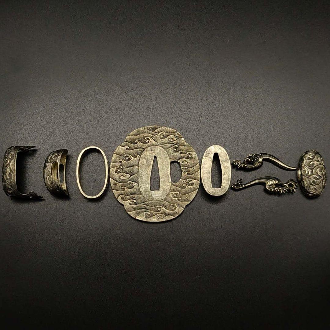 刀鍔　海波の図　縁頭　目貫　鐺　栗形　柄鞘一式金具　銅製　日本刀装具　刀剣美術