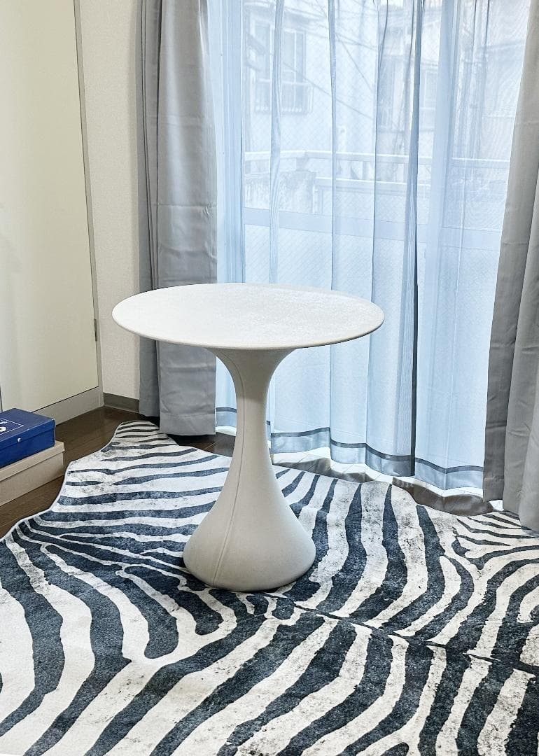 ドリアデ「KISSI KISSI」ホワイト ガーデンテーブル（屋内使用）