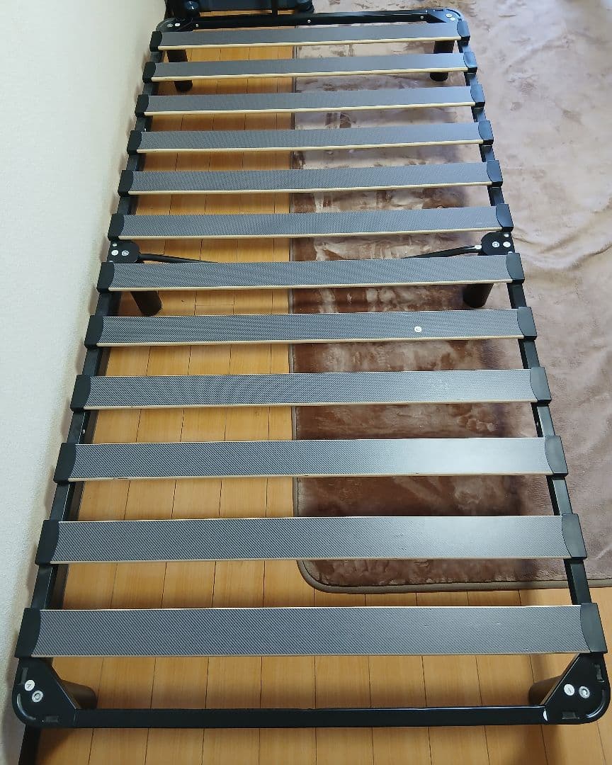シングルサイズ（約90×200cm）のすのこベッドフレームです。
