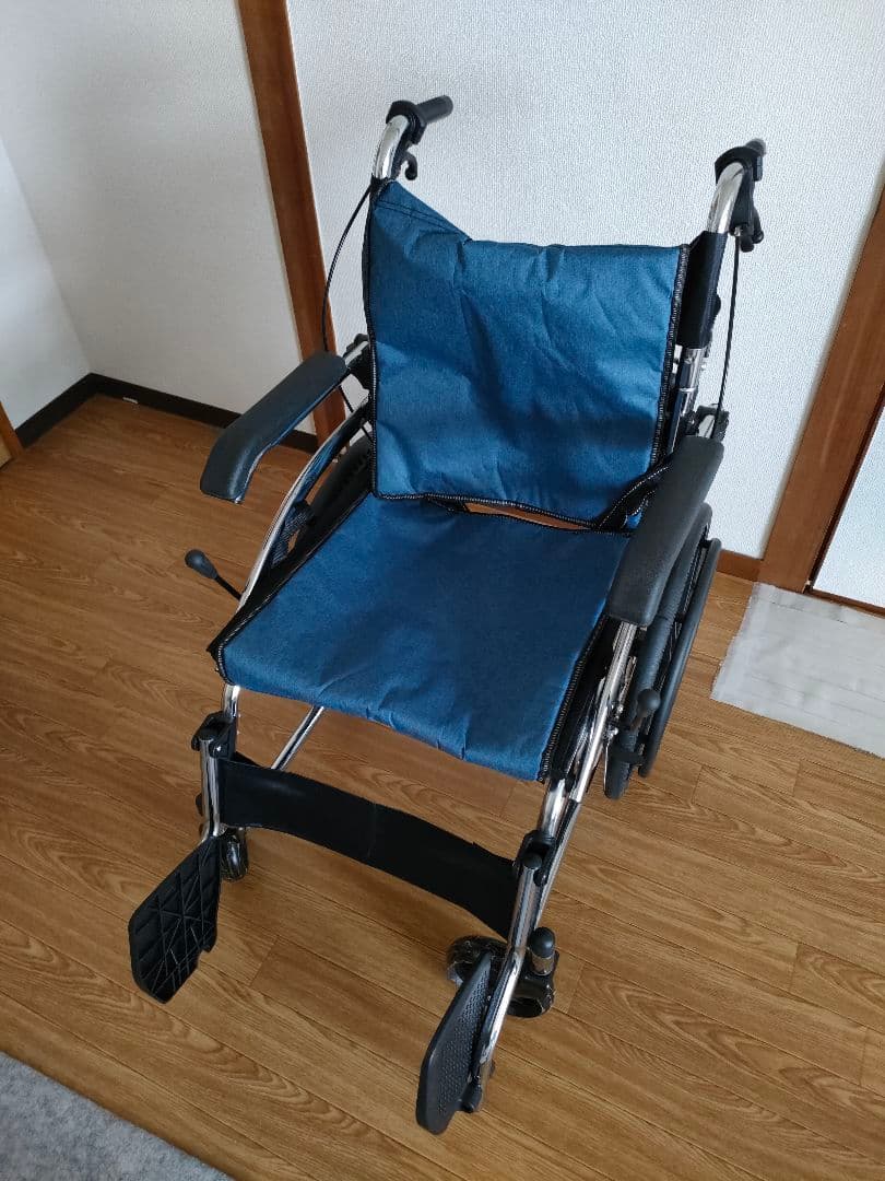 車椅子　自走式　軽量　手持ち付き　身体者マーク付き