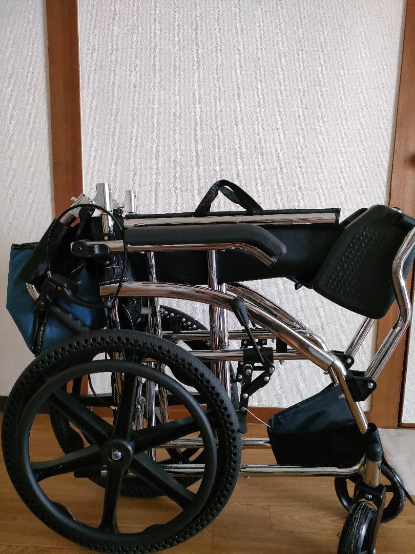 車椅子　自走式　軽量　手持ち付き　身体者マーク付き
