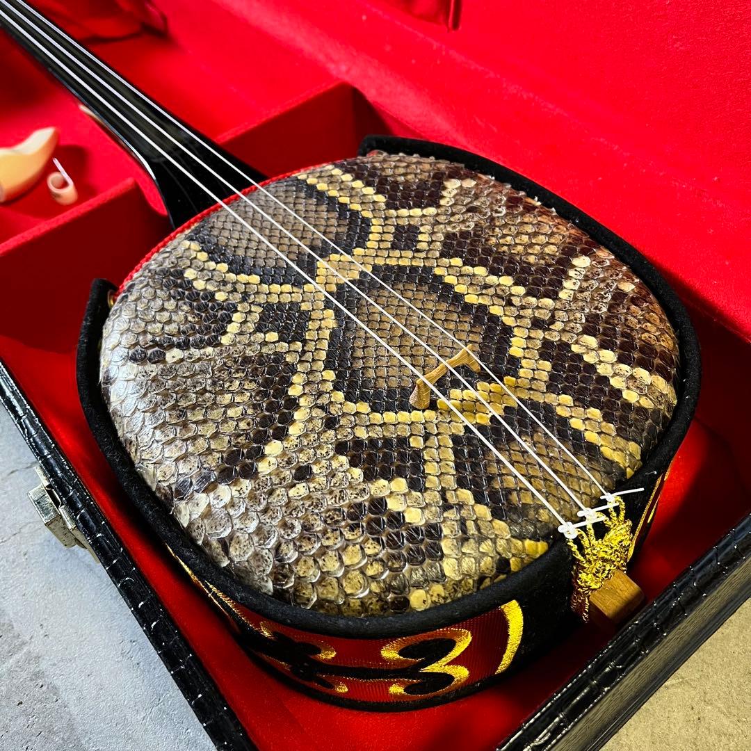 【美品】沖縄 三線 本蛇革 強化張り 黒塗り棹 蛇皮 ハードケース 爪 守礼印