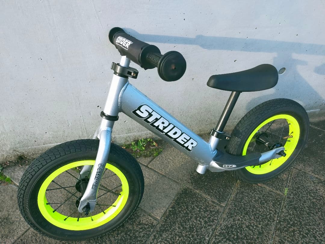 ストライダープロ　シルバー　カスタム　ランバイク　ゴムタイヤ付