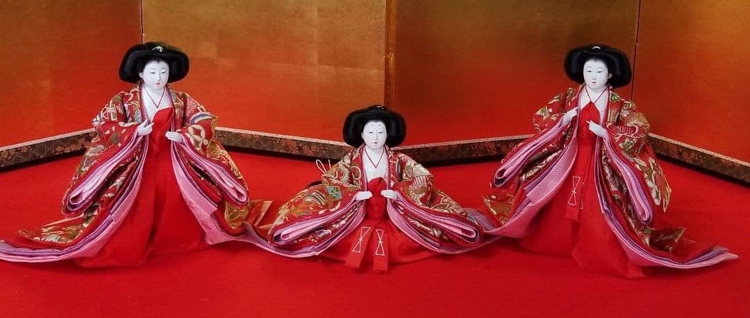 雛人形　三人官女　赤地に宝づくし柄