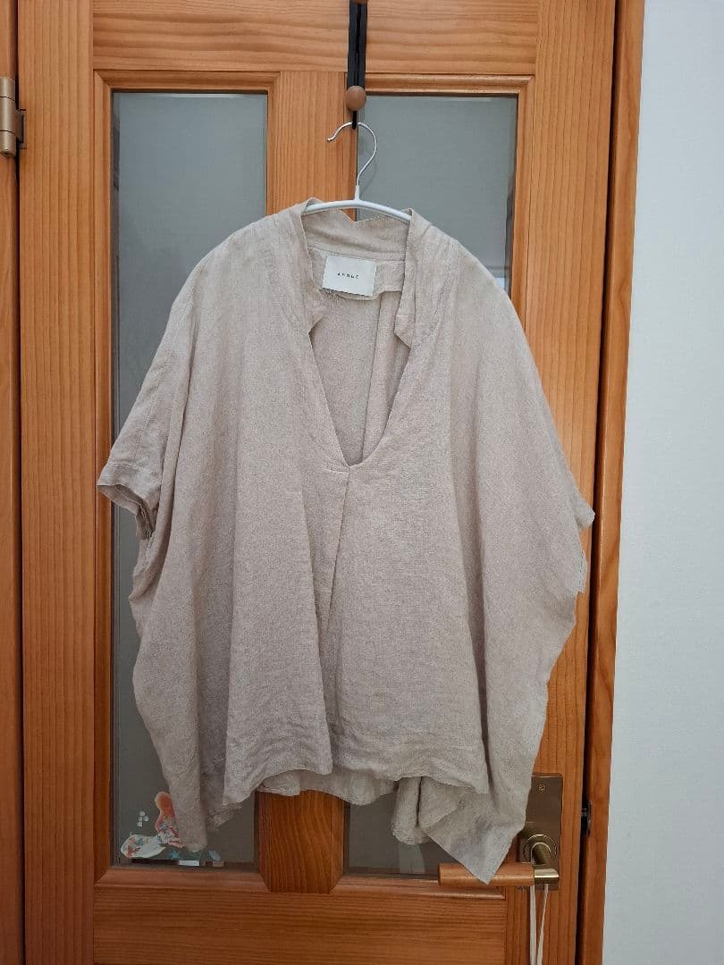 ARGUE ベージュ Vネック 半袖シャツ