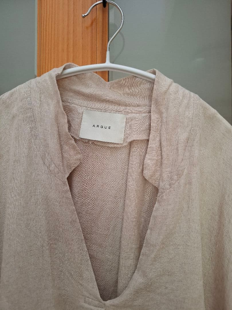 ARGUE ベージュ Vネック 半袖シャツ